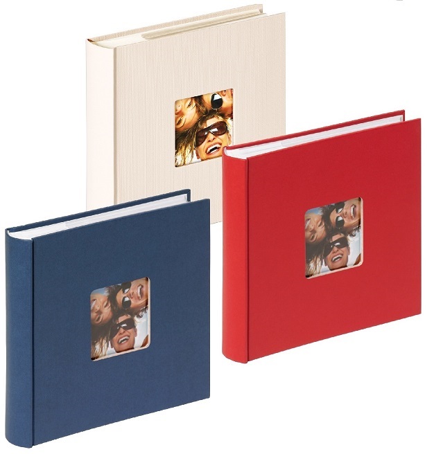 Album rilegato a libro con copertina in carta telata personalizzabile.  Interni a tasche con memo per 200 foto f.to 13×19. 3 colori assortiti. -  Piessetrade